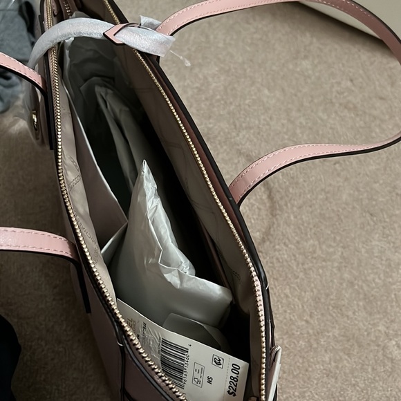 Micheal Kors Tote - Picture 4 of 7